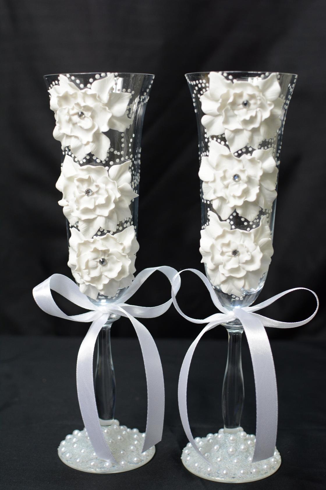 Brautgläser mit weißen Rosen, Perlen und Satin-Schleifen
